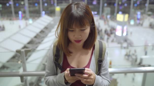 Mujer Asiática Feliz Usando Comprobando Teléfono Inteligente Sala Terminales Mientras — Vídeos de Stock