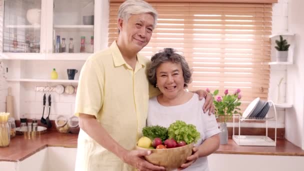 Casal Idosos Asiáticos Sentindo Feliz Sorrindo Segurando Frutas Olhando Para — Vídeo de Stock