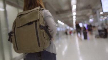 Genç Asyalı backpacker kadın turist Terminal salonunda Uluslararası Havaalanı Kalkış kapısında yatılı uçuş olacak yürüyüş. Yaşam tarzı sırt çantası turizm seyahat tatil kavramı.