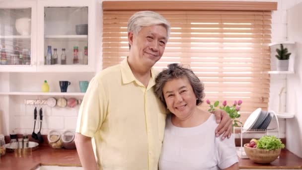 Asijští Staří Manželé Šťastně Usmívají Drží Květiny Dívají Kameru Zatímco — Stock video