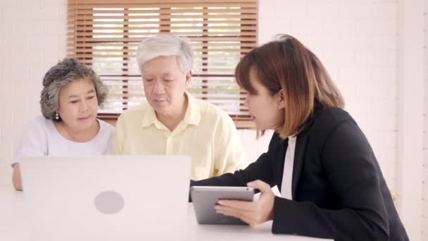 Asia Smart Female Agent Offers Health Insurance Elderly Couples Document — Stock Video