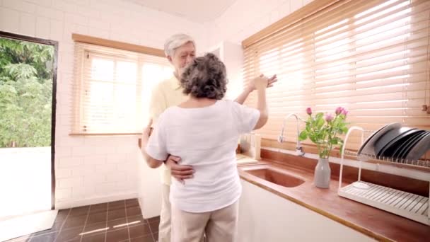 Asyalı Yaşlı Çift Evde Mutfakta Müzik Dinlerken Birlikte Dans Tatlı — Stok video