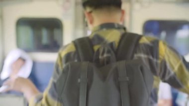 Yürüyüş ve bir tren, genç erkek turist backpacker yolculuk Tayland fotoğraf çekerken koltuk için arıyorum Seyahat Asya adam. Yaşam tarzı genç erkekler kavramı seyahat.