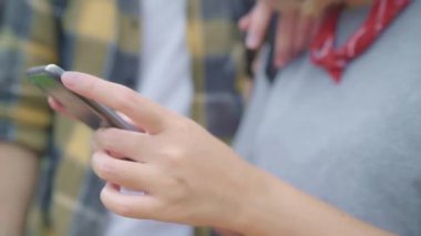 Seyahat Asya çift yön ve konumu harita üzerinde Ayutthaya, Tayland, tatil gezisi harcama süre seyir için Smartphone kullanarak backpacker tatlı çift geleneksel şehir içinde yolculuk keyfini çıkarın. 