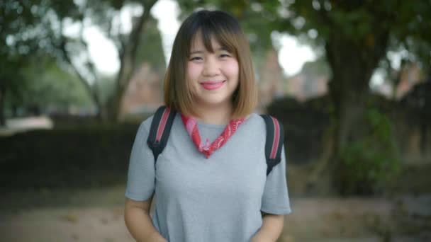 Movimento Lento Viajante Mulher Asiática Sentindo Feliz Sorrindo Para Câmera — Vídeo de Stock