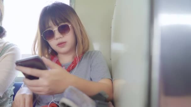 Viaggiatore Donna Asiatica Utilizzando Smartphone Ascoltare Musica Rilassarsi Mentre Prende — Video Stock