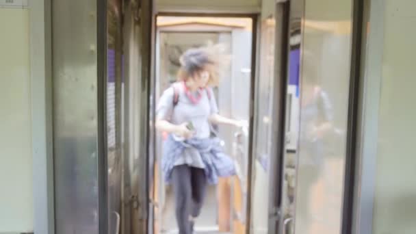 Voyageur Femme Asiatique Marchant Recherche Siège Tout Prenant Train Voyage — Video