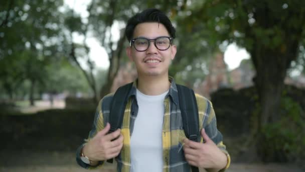 Homem Asiático Viajante Sentindo Feliz Sorrindo Para Câmera Viagem Férias — Vídeo de Stock