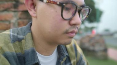 Seyahat Asya adam yön ve konumu harita üzerinde Ayutthaya, Tayland, tatil gezisi harcama süre seyir backpacker erkek geleneksel şehir yolculuk keyfini çıkarın. Yaşam tarzı erkekler kavramı seyahat.