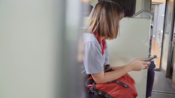 Voyageur Femme Asiatique Utilisant Smartphone Écouter Musique Détendre Tout Prenant — Video