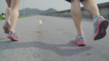 Asya runner çift, çalışan ve sokakta koşu sağlıklı genç sportif tatlı çift göl kenarında egzersiz. Yaşam tarzı uygun ve etkin sokak kavramı üzerinde egzersiz.