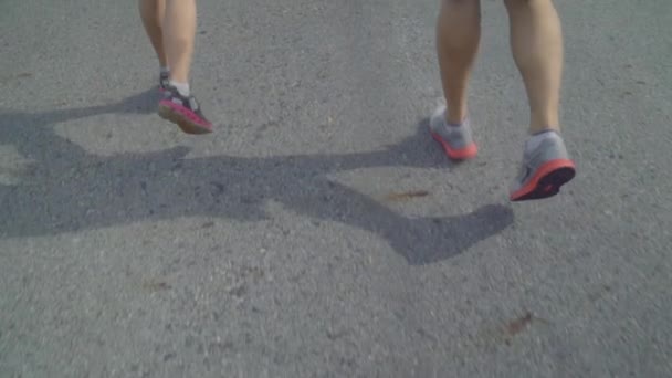慢动作 亚洲跑步者夫妇在街上跑步和慢跑 健康的年轻运动甜蜜夫妇在湖边锻炼 生活方式适合和积极的夫妇锻炼街头概念 — 图库视频影像