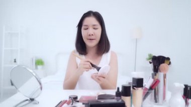 Güzellik blogger video kayıt için kamera önünde oturan güzellik kozmetik mevcut. Asyalı kadın kullanım kozmetik inceleme yapmak öğretici mutlu güzel genç sosyal ağ için canlı video yayını.