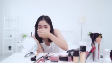 Güzellik blogger video kayıt için kamera önünde oturan güzellik kozmetik mevcut. Asyalı kadın kullanım kozmetik inceleme yapmak öğretici mutlu güzel genç sosyal ağ için canlı video yayını.