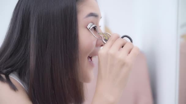 Vacker Asiatisk Kvinna Använder Eyelash Curler Smink Främre Spegel Glad — Stockvideo
