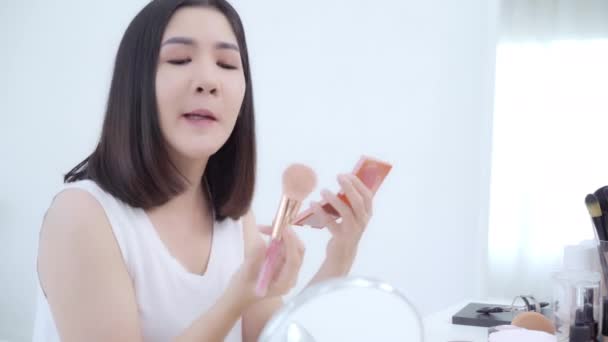 Blogueiro Beleza Apresenta Cosméticos Beleza Sentados Câmera Frontal Para Gravação — Vídeo de Stock