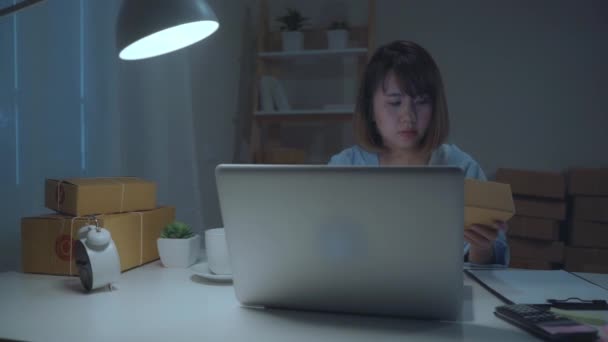 Gyönyörű Ázsiai Intelligens Fiatal Vállalkozó Cégtulajdonos Kkv Online Termék Állomány — Stock videók