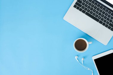 Ofis Masası adlı kullanıcının alanı - düz çalışma üstten görünüm mockup fotoğraf çalışma alanı dizüstü bilgisayar, akıllı aygıt ve bir fincan kahve pastel mavi zemin üzerine yatırın. Pastel mavi renk kopyalama alanı çalışma alanı kavramı.