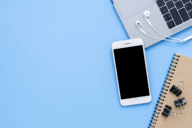 Ofis Masası adlı kullanıcının alanı - düz çalışma üstten görünüm mockup fotoğraf bir çalışma alanı laptop, defter, kahve ve smartphone pastel mavi zemin üzerine yatırın. Pastel mavi renk kopyalama alanı çalışma Resepsiyon kavramı.