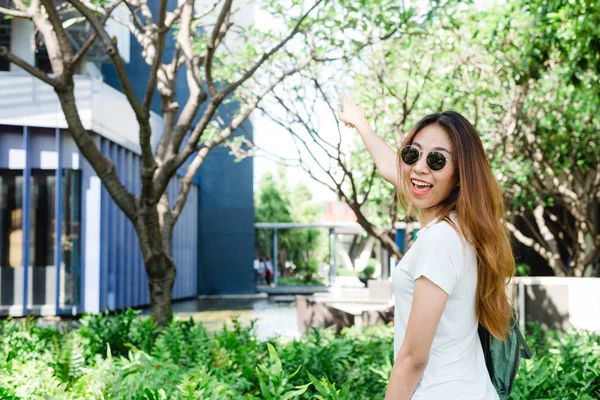 Viajero mochilero mujer asiática viajar en Bangkok, Tailandia. Feliz joven mujer pasar el viaje de vacaciones en el punto de referencia increíble y disfrutar de su viaje en la ciudad tradicional . —  Fotos de Stock