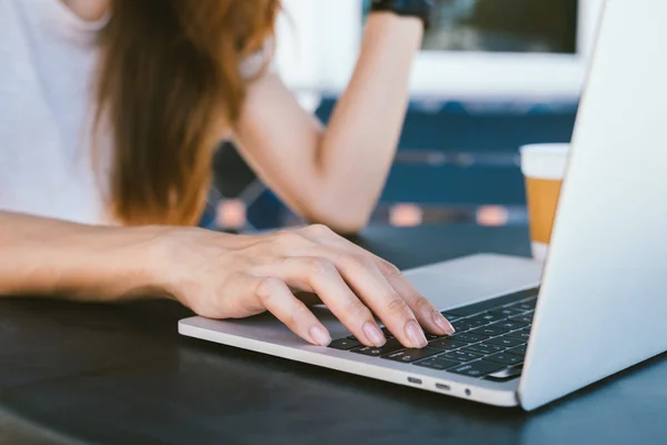 Mujeres jóvenes asiáticas en ropa casual inteligente trabajando enviando correo electrónico en el ordenador portátil y tomando café mientras está sentado en la cafetería. Estilo de vida de las mujeres de comunicación y trabajo en concepto de cafetería . —  Fotos de Stock