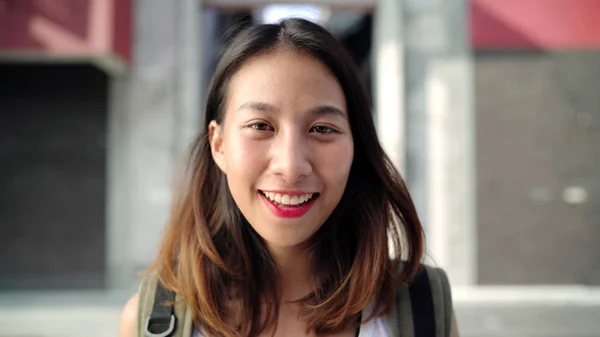 Iloinen kaunis nuori aasialainen reppumatkailija nainen hymyilee onnellisena kameralle matkustaessaan Chinatownissa Pekingissä, Kiinassa. Elämäntapa reppu turisti matka loma käsite . — kuvapankkivalokuva