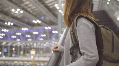 Genç Asyalı backpacker kadın turist Terminal salonunda Uluslararası Havaalanı Kalkış kapısında yatılı uçuş olacak yürüyüş. Yaşam tarzı sırt çantası turizm seyahat tatil kavramı.