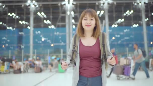 スローモーション ターミナル ホールで国際空港の出発ゲートで搭乗便に通いながら歩いている若いアジアのバックパッカー女性 ライフ スタイル バックパック観光旅行休暇の概念 — ストック動画