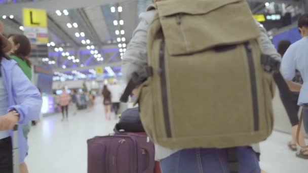 Movimento Lento Jovem Mulher Mochileira Asiática Andando Corredor Terminal Enquanto — Vídeo de Stock