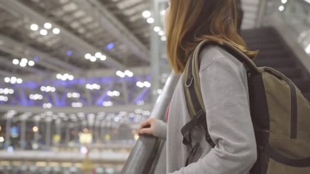 年轻的亚洲背包客女游客走在候机楼 同时前往国际机场登机口 生活方式背包旅游旅游度假的概念 — 图库视频影像