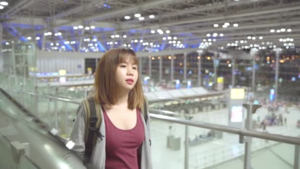 慢动作 年轻的亚洲背包客女子在国际机场登机时走在候机楼里 生活方式背包旅游旅游度假的概念 — 图库视频影像