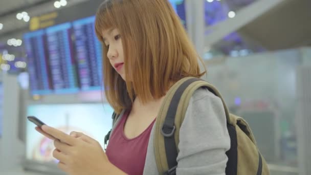 Mujer Asiática Feliz Usando Comprobando Teléfono Inteligente Sala Terminales Mientras — Vídeo de stock