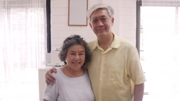 Asyalı Yaşlı Çift Mutlu Gülümseyerek Duygu Evde Oturma Odasında Dinlenmek — Stok video