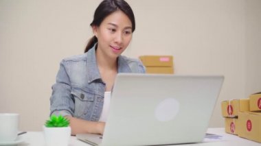 Güzel akıllı Asya genç girişimci iş kadın sahibi KOBİ online ürün stok kontrol ve bilgisayar evde çalışma için kaydedin. Küçük işletme sahibi, ev ofis kavramı.