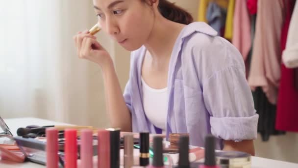 Blogueuse Beauté Présente Des Cosmétiques Beauté Assis Devant Caméra Pour — Video