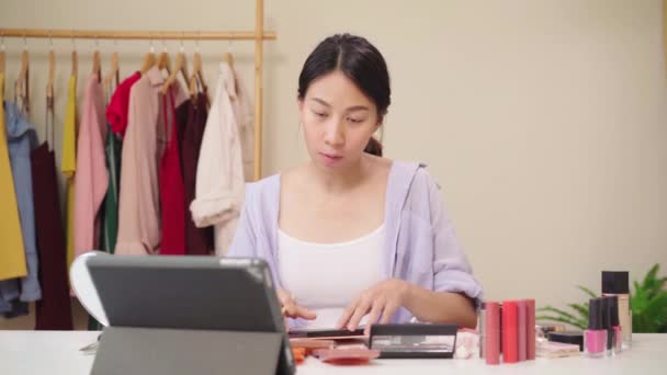 Krása Blogger Současné Krása Kosmetika Sedět Vpředu Tablet Pro Nahrávání — Stock video