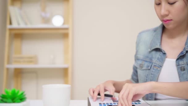 Hermosa Joven Sonriente Mujer Asiática Trabajando Portátil Escritorio Sala Estar — Vídeos de Stock