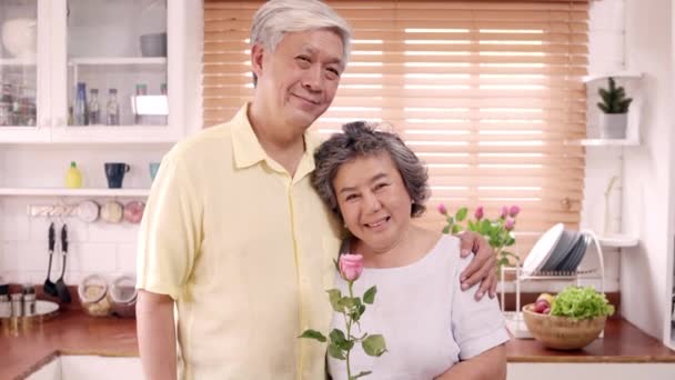 Casal Idosos Asiáticos Sentindo Feliz Sorrindo Segurando Flor Olhando Para — Vídeo de Stock