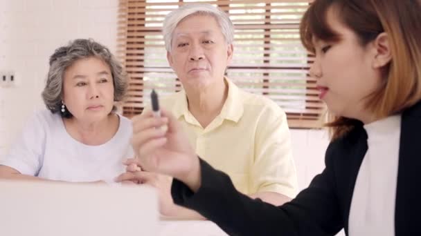 Asia Smart Female Agent Bietet Älteren Paaren Dokument Tablet Und — Stockvideo