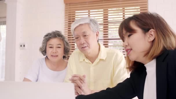 亚洲智能女性代理通过文件 平板电脑和笔记本电脑为老年夫妇提供健康保险 老年亚洲夫妇咨询保险代理 而坐在一起在家里 — 图库视频影像