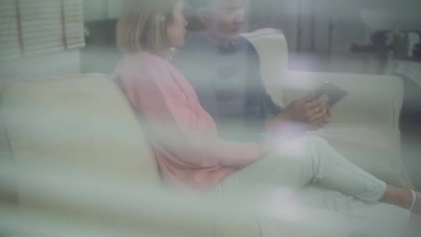 年轻的亚洲夫妇在家里的客厅里用平板电脑和喝咖啡 一边躺在一边放松地躺在平板电脑上享受爱情时刻 享受时间生活方式家庭在家里的概念 — 图库视频影像