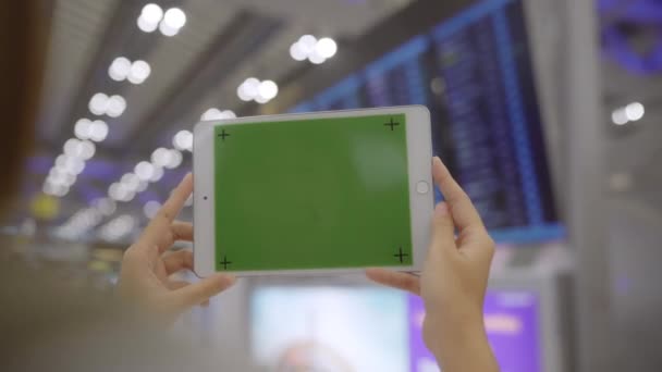 Donna Asiatica Che Utilizza Tablet Mobile Bianco Con Schermo Verde — Video Stock