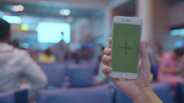 Asiatin Mit Weißem Mobiltelefon Mit Grünem Bildschirm Der Terminalhalle Während — Stockvideo