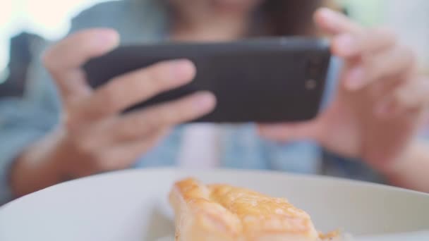 Foodbloggerin Asiatische Frau Mit Handy Für Foto Dessert Brot Und — Stockvideo