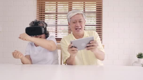 Casal Idosos Asiáticos Usando Tablet Simulador Realidade Virtual Jogando Jogos — Vídeo de Stock