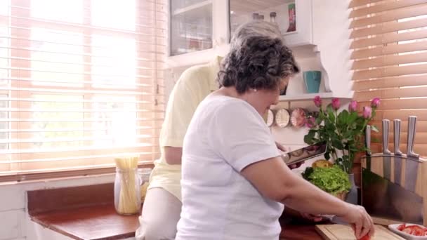 アジアの高齢夫婦カットトマトは 台所で食べ物を作るための成分を準備し カップルは自宅で健康的な食品のために有機野菜を使用しています 家庭で食べ物を作るライフスタイルシニアファミリー — ストック動画