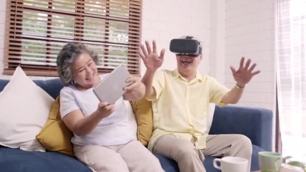 Casal Idosos Asiáticos Usando Tablet Simulador Realidade Virtual Jogando Jogos — Vídeo de Stock