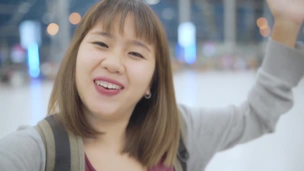 Slow Motion Joven Bloguera Asiática Mochileros Usando Cámara Haciendo Video — Vídeo de stock