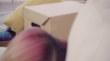 Genç Asyalı kadın yeni eve hareket, güzel kadın duygu yorgun evde oturma odasında yeni bir ev için nesneleri taşındıktan sonra kanepede yatarken uyku. Evde zaman yaşam tarzı kadın zevk kavramı.