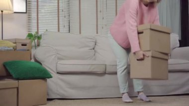Yeni eve taşınan genç Asyalı kadın, evde oturma odasında yeni bir ev için nesneleri hareket ettikten sonra dinlenmek zaman kanepede yatan güzel kadın. Evde zaman yaşam tarzı kadın zevk kavramı.